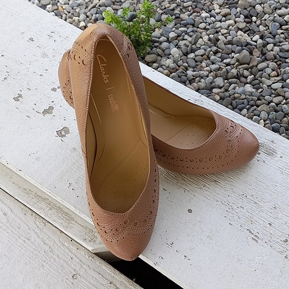 Clarks Shoes - Clarks Tan Classic Pumps